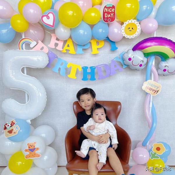 TVB小生黎诺懿一家为大儿子庆5岁生日 大儿子抱着小儿子合影很有爱