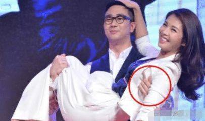 100多斤的刘涛被“公主抱”，谁注意到他手上的小动作？细节暴露人品